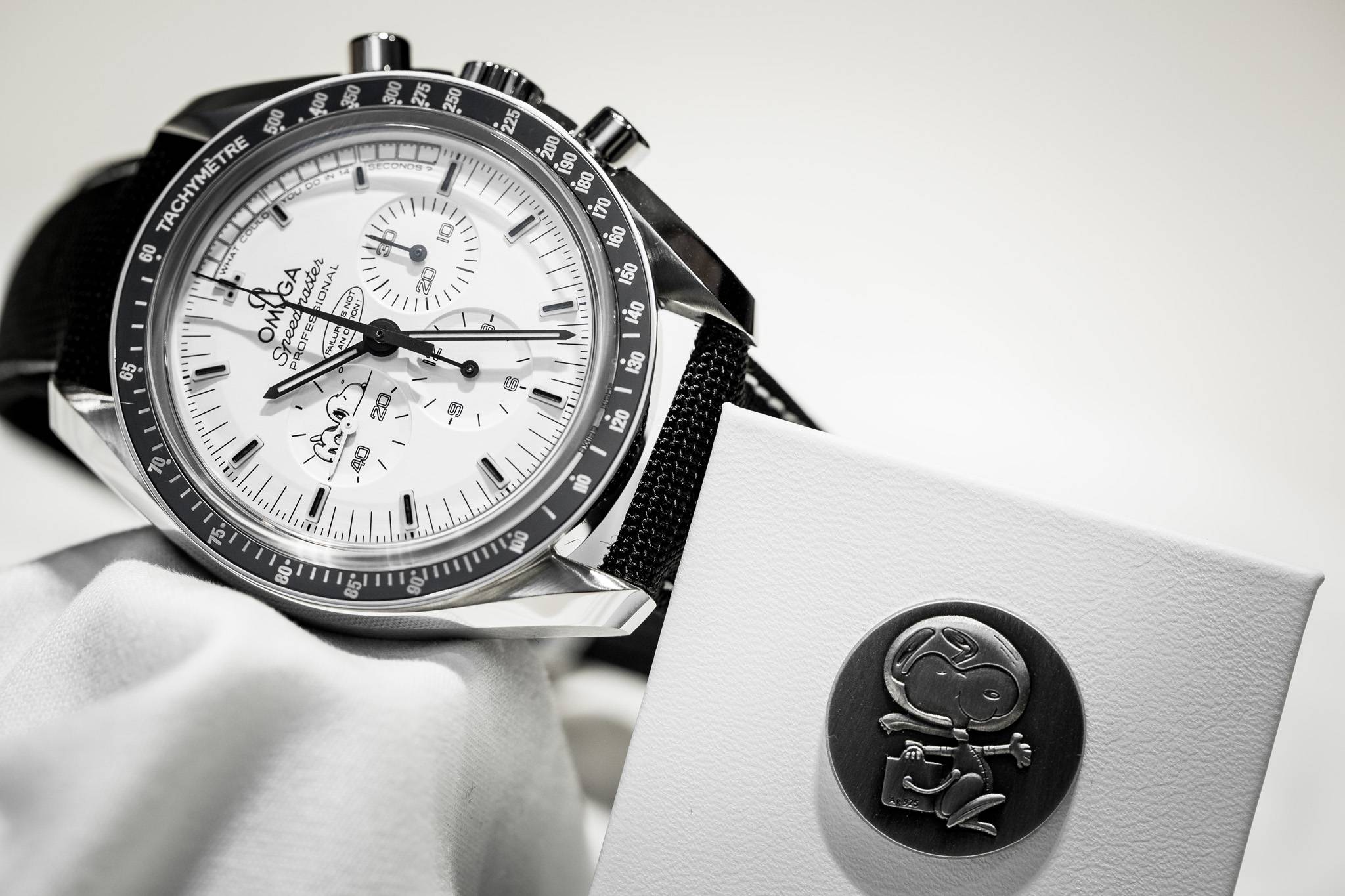 Best Replica Omega Speedmaster Apollo 13 Silver Snoopy Award Limited Edition Watch Front